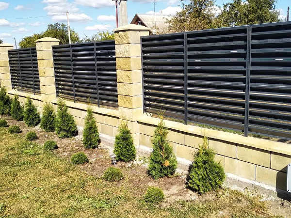 Установка забора под ключ в Кирове — заборы из профлиста, штакетника, сетки